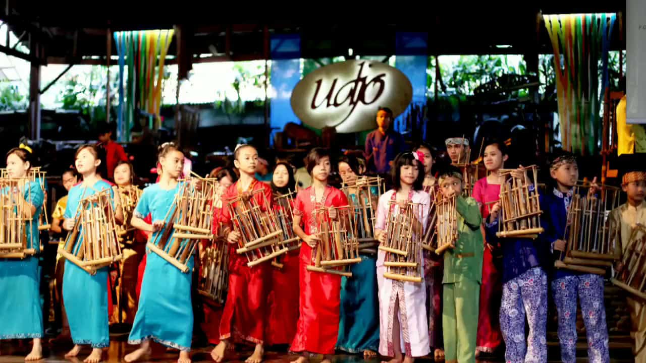  Wisata  Edukasi  Saung Angklung Udjo Bandung Marjaya Trans